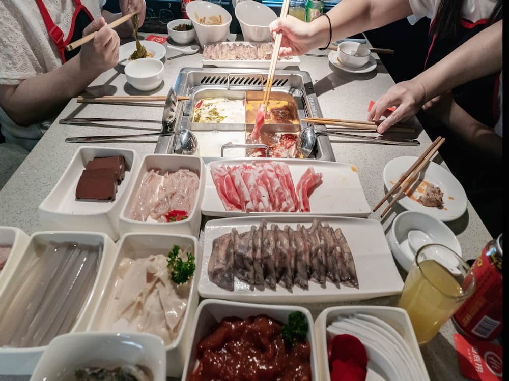 Nhà hàng tại Vinhomes Central Park thu hút thực khách mọi lứa tuổi - đặc biệt là giới trẻ